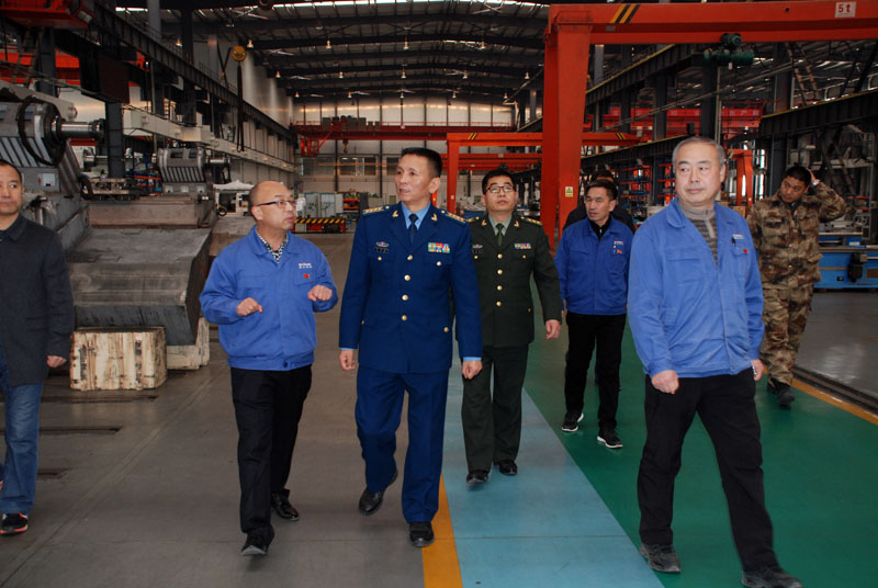 天水軍分區(qū)司令員劉甫清來星火機床公司調(diào)研