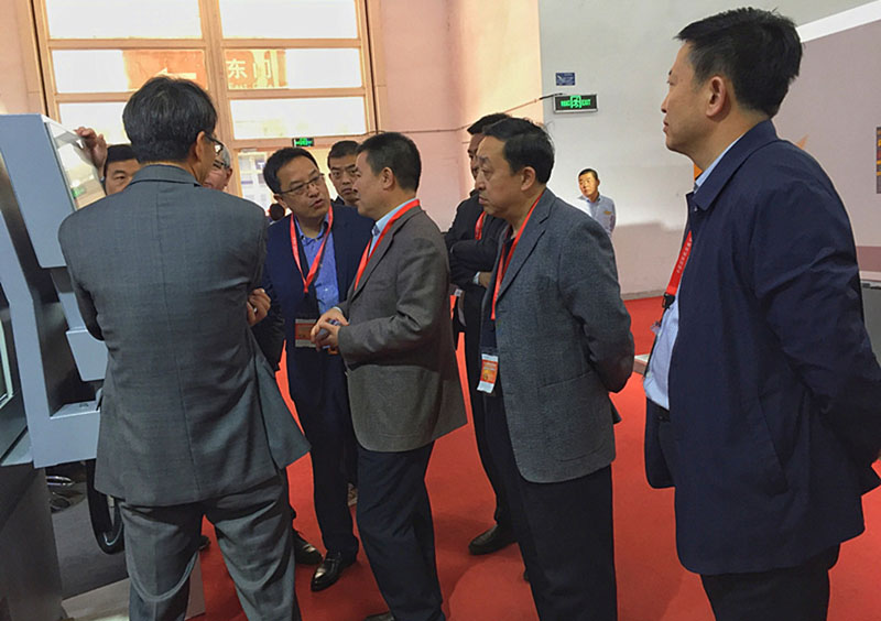 副市長郝文杰蒞臨星火機床展臺參觀指導(dǎo)