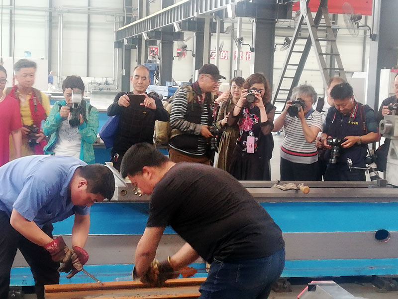 中國工業(yè)攝影協(xié)會(huì)50多人來星火機(jī)床公司采風(fēng)