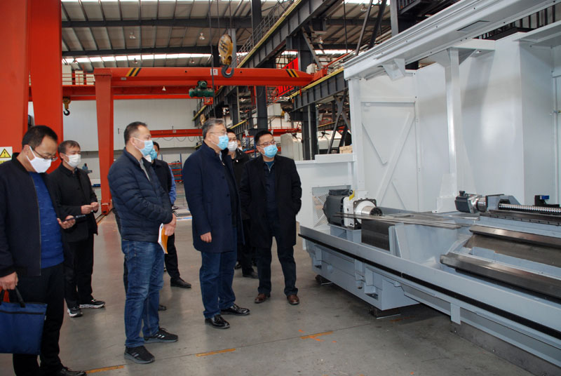 甘肅省工信廳副廳長(zhǎng)王海峰來(lái)星火機(jī)床公司調(diào)研