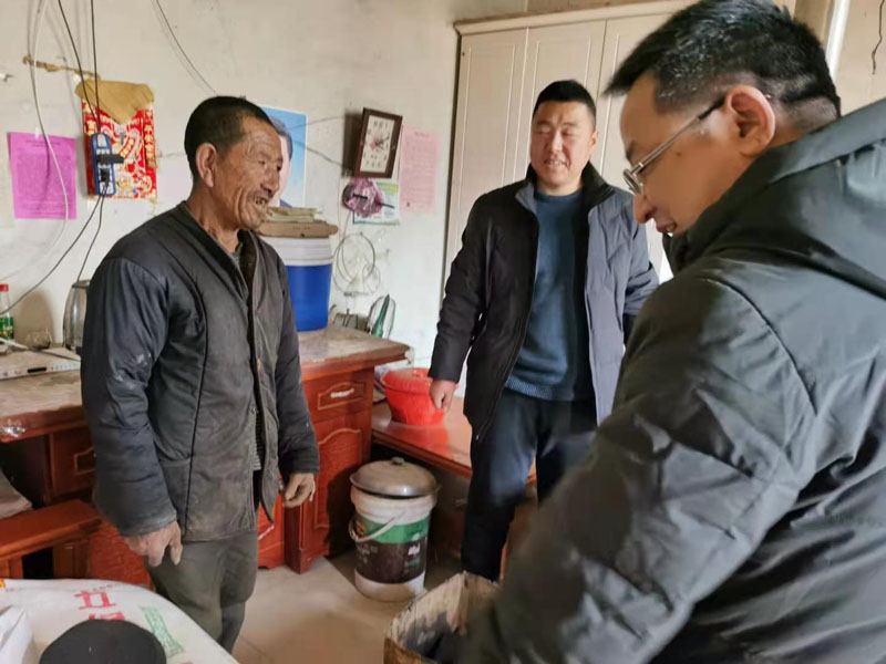 星火機(jī)床公司領(lǐng)導(dǎo)在幫扶村開(kāi)展節(jié)前慰問(wèn)