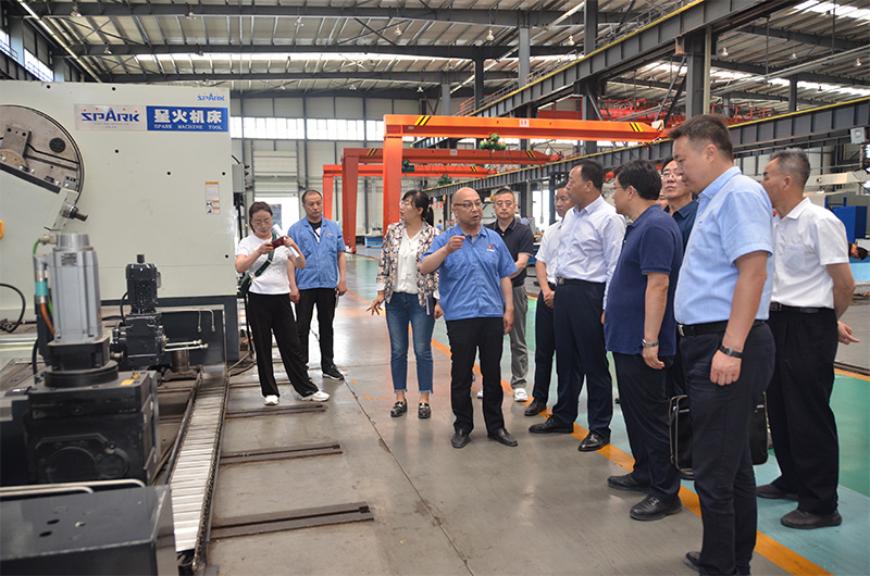 甘肅省政府研究室領(lǐng)導(dǎo)來星火機(jī)床公司調(diào)研