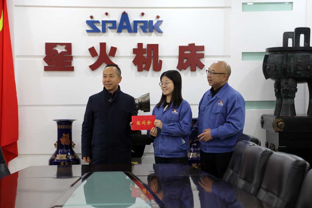 新春慰問送關(guān)懷，歲寒情深暖人心，市國資委領(lǐng)導(dǎo)慰問星火機床公司困難黨員