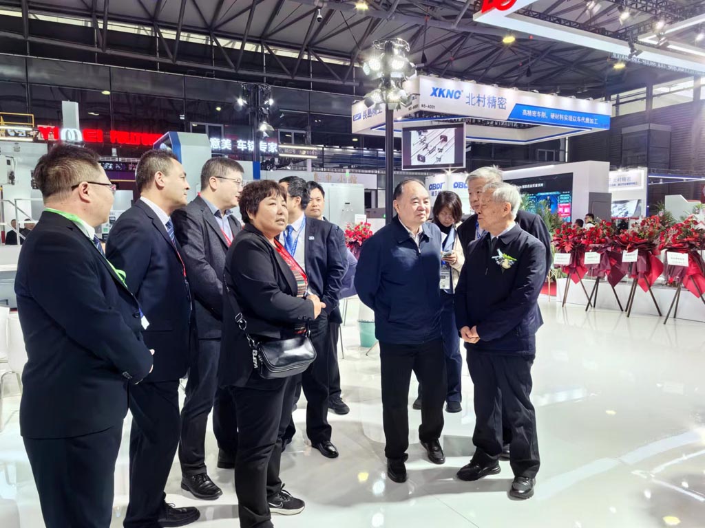 周濟等多位領(lǐng)導和專家蒞臨星火機床公司展臺