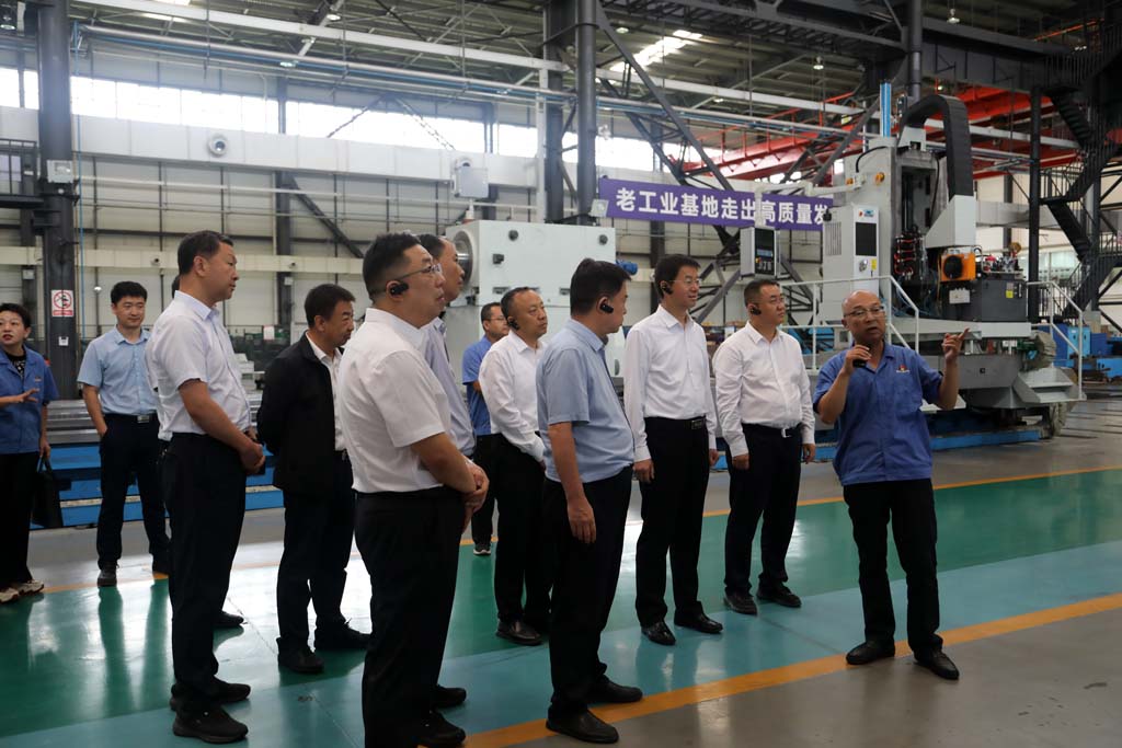 參加培育發(fā)展工業(yè)母機先進制造業(yè)集群戰(zhàn)略合作協(xié)議簽約領導參觀星火公司