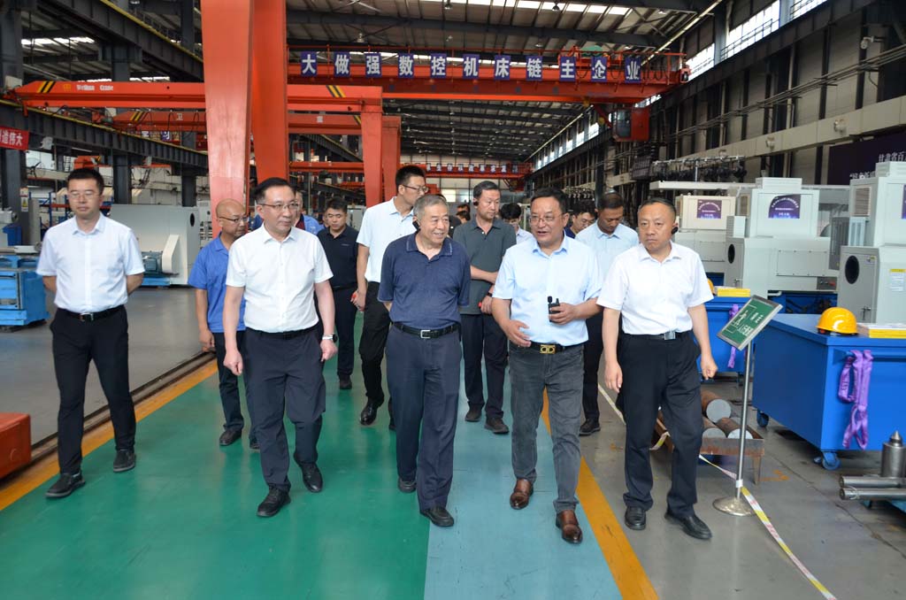 工信部裝備工業(yè)一司及產(chǎn)業(yè)發(fā)展促進中心等部門領導在甘肅星火智能數(shù)控機床公司調(diào)研