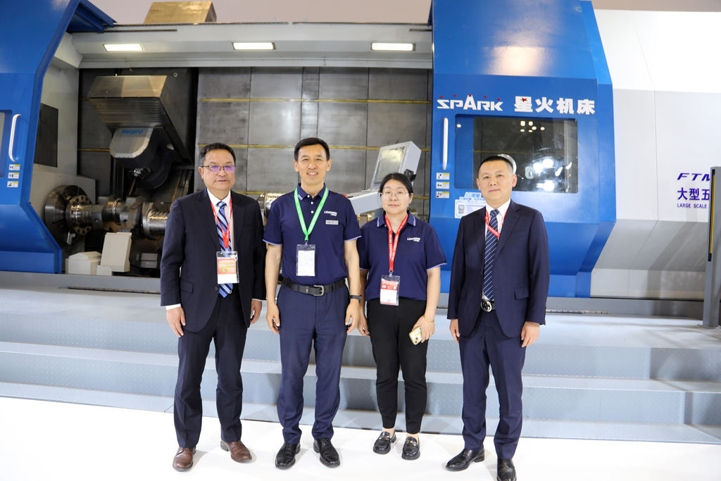展會第四天 星火數(shù)控展位迎多位領(lǐng)導(dǎo)專家參觀交流