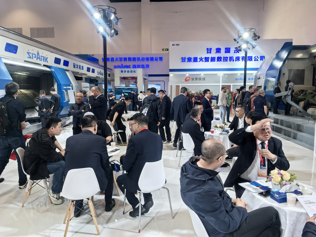 展會第五日  星火數(shù)控展位依舊人聲鼎沸  展品備受關(guān)注