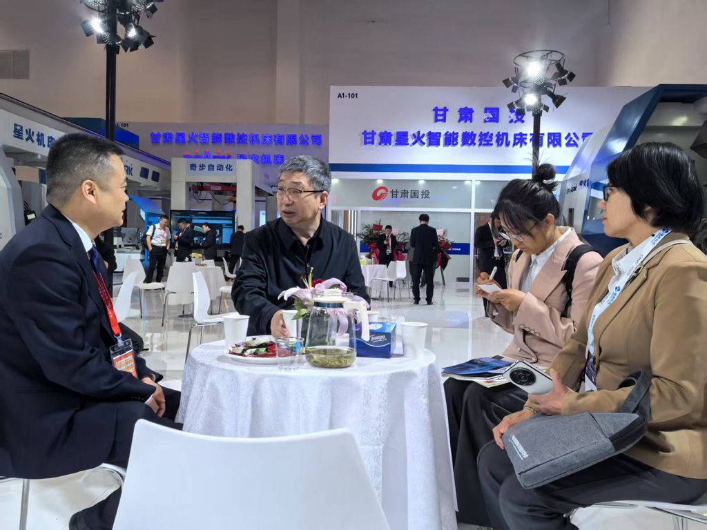 展會第五日 多位領(lǐng)導(dǎo)專家到星火數(shù)控展臺參觀交流
