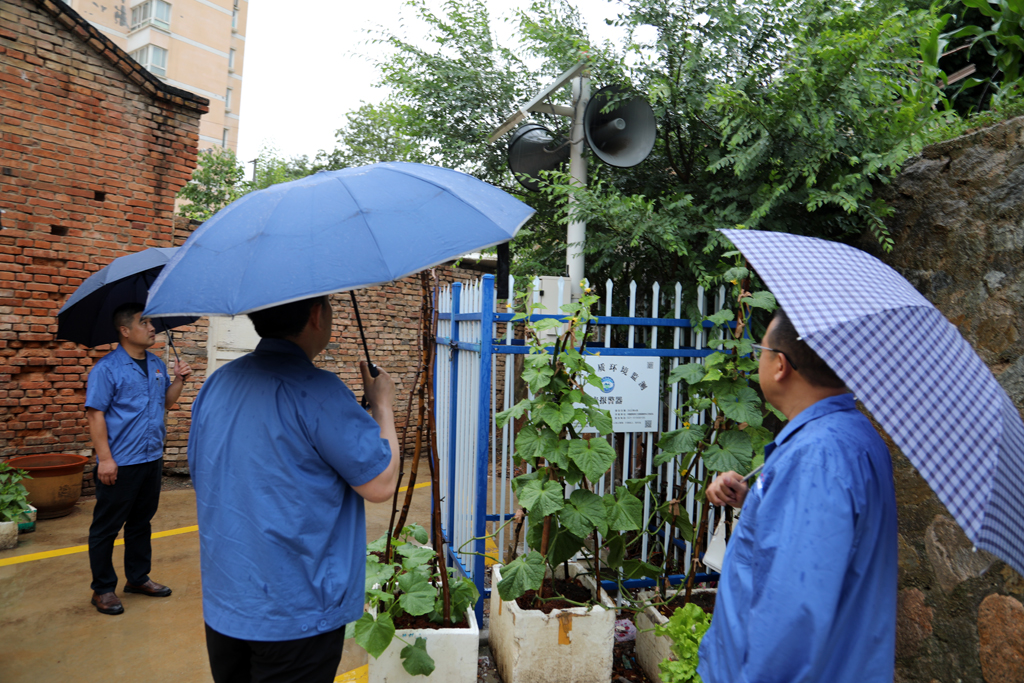 星火數(shù)控公司領(lǐng)導(dǎo)冒雨排查隱患，筑牢安全防線