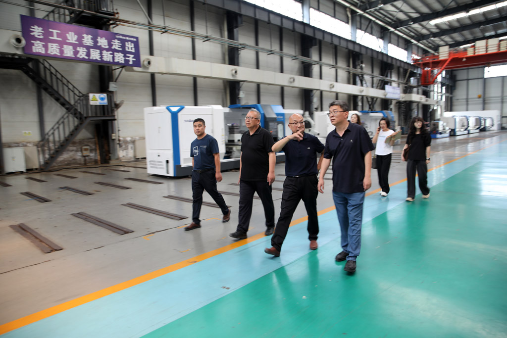 甘肅國(guó)投集團(tuán)來星火數(shù)控公司開展“夏送清涼”慰問活動(dòng)