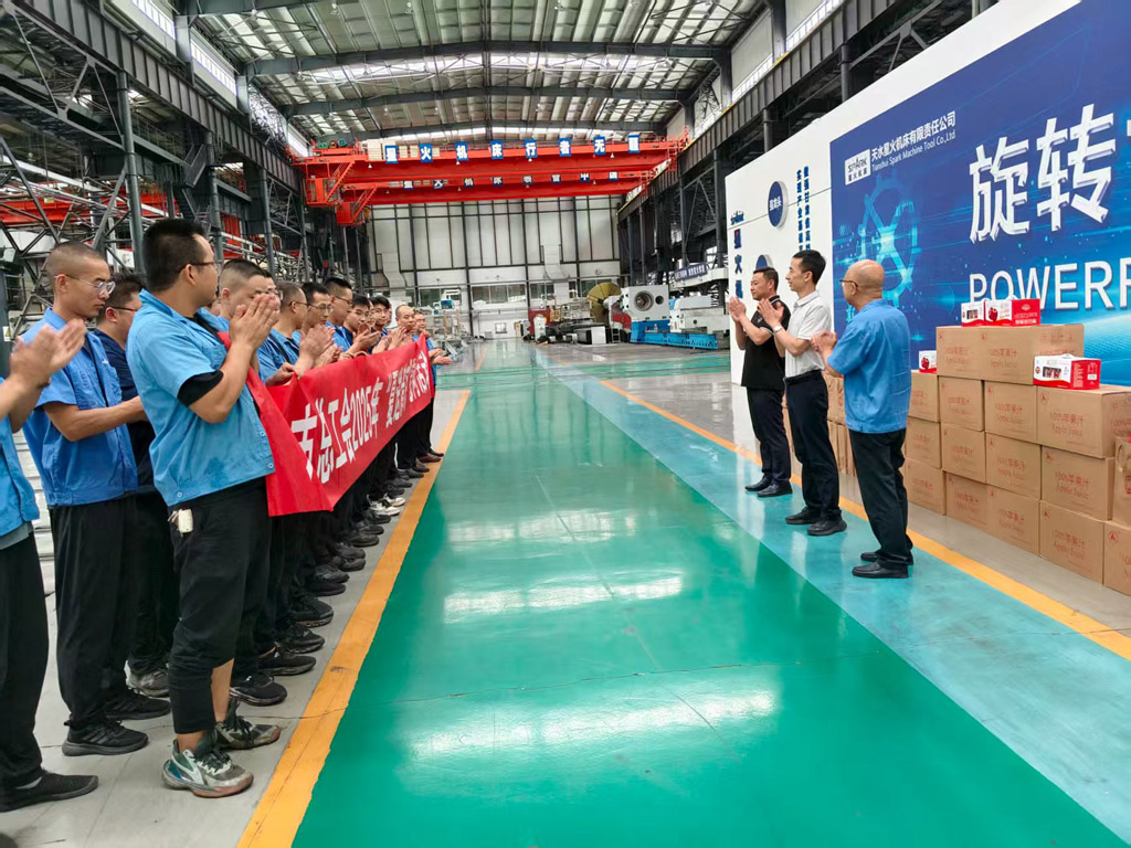 天水市總工會(huì)來甘肅星火數(shù)控公司開展“夏送清涼”慰問活動(dòng)